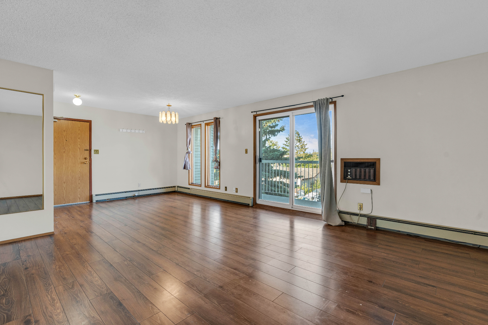 8街Superstore两房电梯公寓出售,带地下车库——林与唐地产 - 4